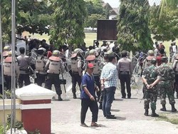 Demo di KPU Luwu Ricuh, Polisi Lepaskan Tembakan Gas Air Mata