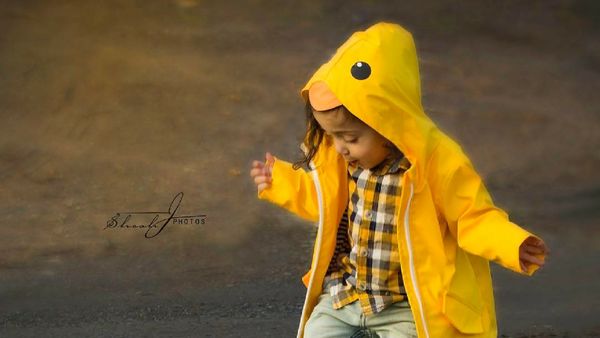 Gemas Banget Sih Lihat Anak-anak Ini Pakai Mantel Hujan dan Boots