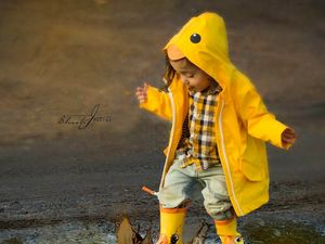 Gemas Banget Sih Lihat Anak-anak Ini Pakai Mantel Hujan dan Boots