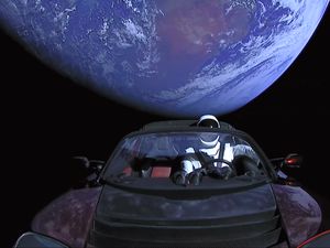 Starman dan Mobil Tesla Roadster Sampai di Orbit Mars Starman dan Mobil Tesla Roadster Sampai di Orbit Mars