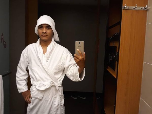 Kocak! Saat Pria Ikut Tren Kekinian Bathleisure, Foto Selfie Pakai Handuk