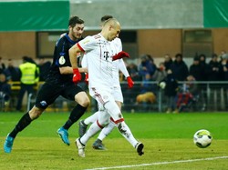 Robben menggenapi pesta gol Bayern melalui gol keduanya dua menit kemudian. Foto: Leon Kuegeler/Reuters
