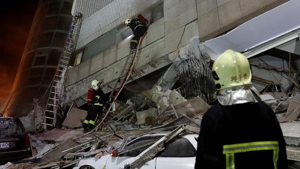 Tim pemadam kebakaran mencari korban selamat dari gedung yang runtuh diguncang gempa Hualien, Taiwan, Selasa (6/2).