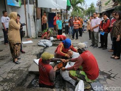 Dua Kepala Dinas Diajak Atasi Banjir Karang Empat, Ini Alasan Risma