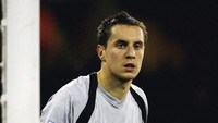 Phil Jagielka sempat jadi kiper buat Sheffield United saat melawan Arsenal di Bramall Lane, 30 Desember 2006. Bek Inggris itu menggantikan Paddy Kenny yang cedera, dan bisa menjaga kemenangan Sheffield dengan skor skor 1-0. (Foto: Shaun Botteril/Getty Images)