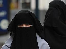 Pakai Niqab, Hakim Larang Istri Terdakwa Hadiri Sidang