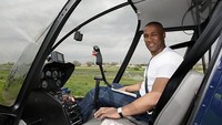 Mantan pemain kawakan Premier League, Les Ferdinand, merupakan seorang pilot. Ketetarikannya mencoba menerbangkan pesawat membuatnya mendapat lisensi pilot pada 2004. (Foto: airteamimages)