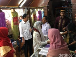 Presiden Jokowi dan Ibu Negara Belanja Songket Silungkang di Sumbar