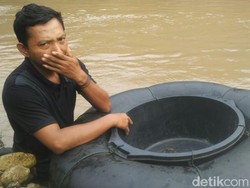 Curahan Hati Sumardi yang Nekat Antar Anak Seberangi Sungai ke Sekolah