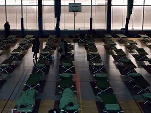 Salju Tebal Lumpuhkan Paris,  Penampungan Darurat Dibuka