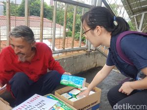 Senangnya Pak Deden Saat Tisu Dagangannya Habis Terjual