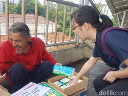 Senangnya Pak Deden Saat Tisu Dagangannya Habis Terjual