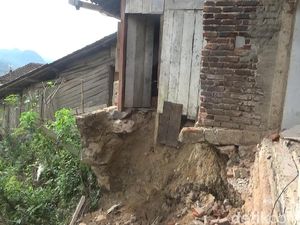 Tanah Gerak di Pemukiman, Puluhan Warga di Banjarnegara Mengungsi