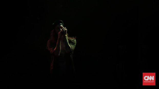 Vokalis Brandon Boyd beberapa kali menodongkan mikrofon ke penonton atau mengajak mereka menjentikkan jari untuk berpartisipasi.