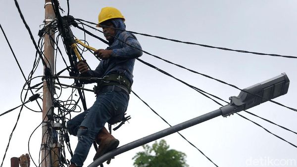 Usai Banjir, PLN Lakukan Perbaikan Jaringan Kabel Listrik