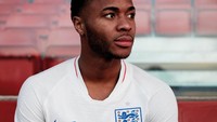 Raheem Sterling juga ditunjuk jadi mode jersey kandang Inggris (twitter @england)