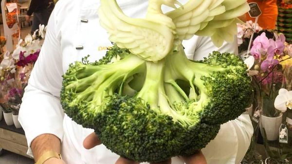 Keren! Seniman Pahat Ini Bikin Ukiran Cantik dari Alpukat hingga Brokoli