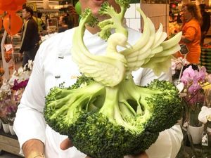 Keren! Seniman Pahat Ini Bikin Ukiran Cantik dari Alpukat hingga Brokoli