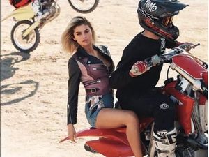 Bikin Gemes, Seksinya Selena Gomez di Atas Motor Trail