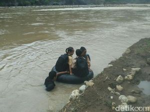 Sekolah Sempat Beri Pelampung ke Murid yang Seberangi Sungai Pakai Ban