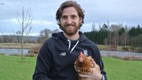Dan eks pemain Liverpool yang kini membela Stoke City, Joe Allen, sangat menyukai ayam. Bersama istrinya, Allen punya banyak ayam yang diberi nama, yang membuatnya sempat jadi sampul cover majalah Chicken & Egg. (Foto: yourchickens.co.uk)