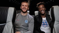 Eric Dier dan penyerang muda Inggris Tammy Abraham memamerkan sweater dan jaket timnas Inggris yang dipakai saat berlaga di Rusia. (twitter @england)