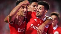 Klub Portugal lain, Benfica, tak mau kalah dengan 37 gol dari trio Jonas Gonçalves Oliveira (25), Eduardo Salvio (7), dan Pizzi Fernandes (5). Jonas secara khusus adalah raja gol liga Portugal saat ini dengan 25 gol dari 21 laga. (Foto: PATRICIA DE MELO MOREIRA/AFP PHOTO)