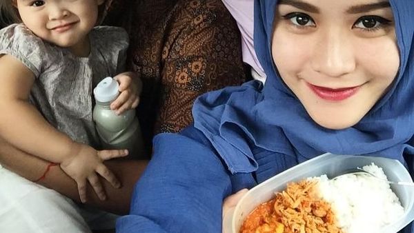 Dimasakin Hanung Bramantyo dan Makan Bareng Putrinya, Bikin Zaskia Mecca Bahagia!