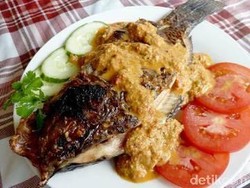 Huaah! Sengatan Pedas Ikan Tombur Bikin Lidah Bergetar