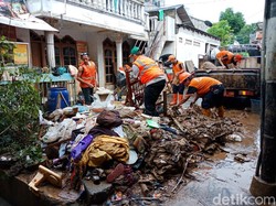 Petugas Angkut Sampah Akibat Banjir di Rawajati Jaksel
