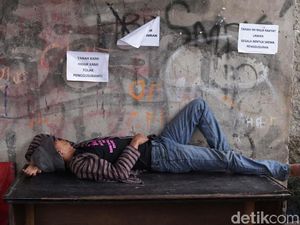 Warga Kapuk Poglar Pasang Poster Tolak Penggusuran