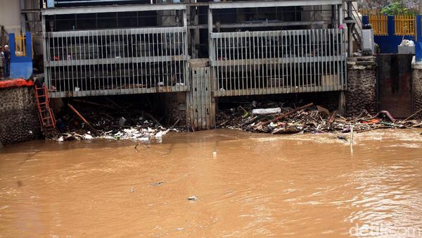 Tumpukan Sampah di Pintu Air Manggarai