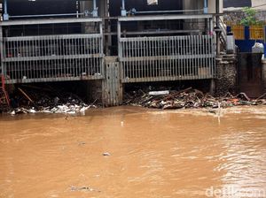Tumpukan Sampah di Pintu Air Manggarai Tumpukan Sampah di Pintu Air Manggarai
