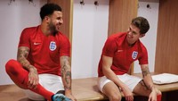 Dua bek Timnas Inggris Kyle Walker dan John Stones tampak tertawa pada sesi acara peluncuran, Rabu (7/2/2018) malam waktu setempat (twitter @england)