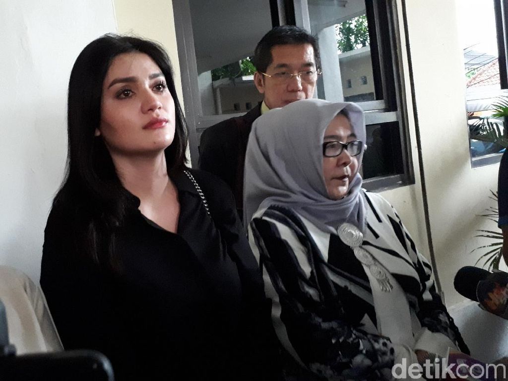 Nikah dengan Kriss Hatta, Hilda Sebut Dirinya Ditekan Nikah dengan Kriss Hatta, Hilda Sebut Dirinya Ditekan