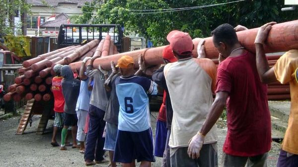 Bangga! Begini Perjuangan Terangi 3 Desa di Pulau Buru
