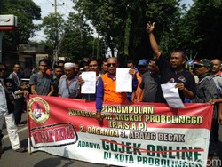 Tolak Transportasi Online, Sopir Angkot di Probolinggo Blokade Jalan