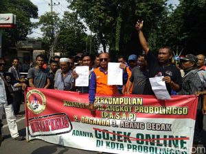 Tolak Transportasi Online, Sopir Angkot di Probolinggo Blokade Jalan Tolak Transportasi Online, Sopir Angkot di Probolinggo Blokade Jalan