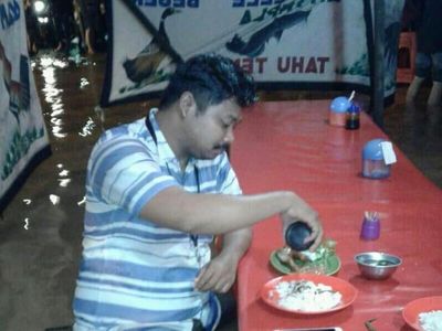 Meme Kocak Pria Makan Pecel Lele Saat Banjir
