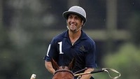 Legenda sepakbola Argentina yang pernah bermain untuk AS Roma, Gabriel Batistuta, ternyata hobi bermain polo. Dengan bermain polo, adrenalinku berdesir, sama seperti ketika memasuki lapangan sepakbola di Liga Italia atau untuk Argentina, katanya dalam sebuah wawancara. (Foto: Daniel Garcia/Getty Images)