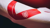 Lambang Federasi Sepakbola Inggris (FA) ada di bagian bawah nomor punggung pemain (twitter @england)