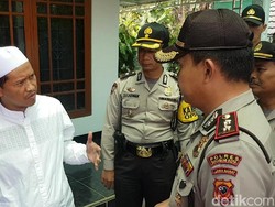 Dianggap Mencurigakan, Pria Gila Diamankan Santri di Sukabumi