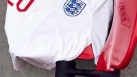Jersey terbaru Inggris masih didominasi warna putih dengan kerah lebar dihiasi aksen berwarna merah (twitter @england)