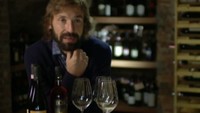 Mantan gelandang timnas Italia Andrea Pirlo rupanya punya hobi bikin minuman wine. Sejak kecil, Pirlo sering membantu neneknya memanen anggur dan kini keranjingan meracik wine. (Foto: Screenshots Youtube)