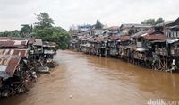 Deretan rumah semi permanen berjejer di bantaran Kali Ciliwung di Kawasan Manggarai, Jakarta.
