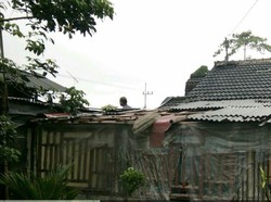 Puting Beliung Rusak  8 rumah dan 2 sekolah di Blitar