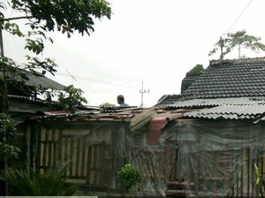 Puting Beliung Rusak  8 rumah dan 2 sekolah di Blitar Puting Beliung Rusak  8 rumah dan 2 sekolah di Blitar