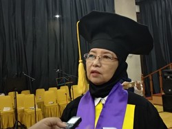 Guru Besar Pertama Poltekkes Singgung Rokok pada Keluarga