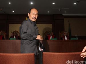 Heboh Fredrich Yunadi yang Terus Berlanjut Heboh Fredrich Yunadi yang Terus Berlanjut
