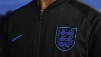 Ini adalah jaket juga yang bakal dipakai timnas Inggris sebelum pertandingan. (twitter @england)